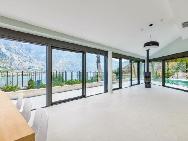 Продается шикарная Вилла Aquila с потрясающим видом на море .