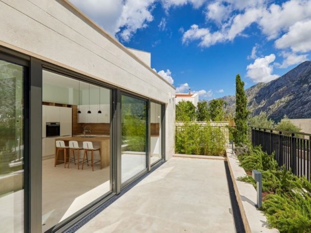 Продается шикарная Вилла Aquila с потрясающим видом на море .