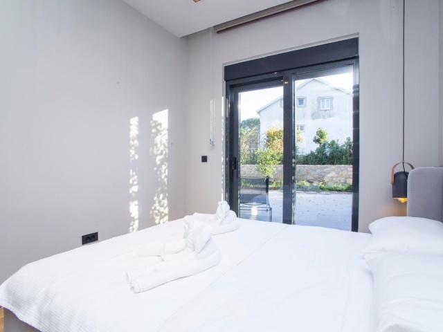 Neue Wohnung zum Verkauf direkt am Meer in Donja Lastva, Tivat!