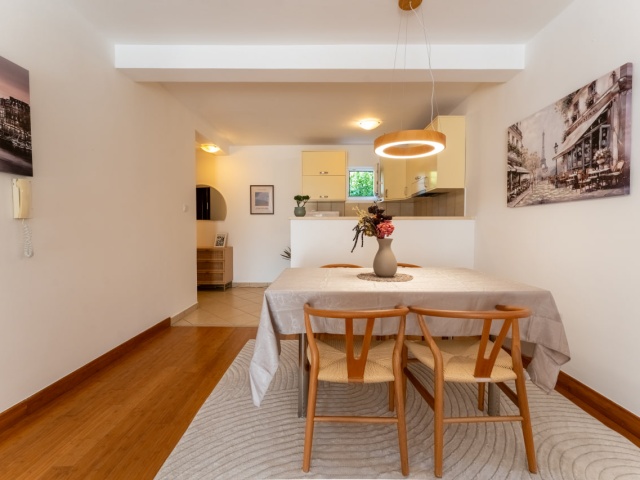 Helle Wohnung in Pržno zu verkaufen