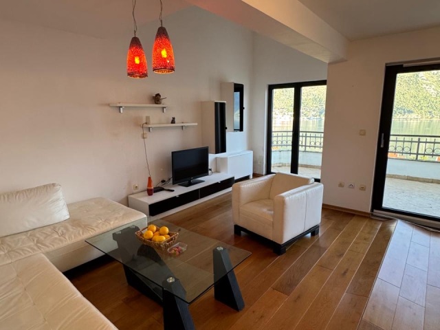 Eine luxuriöse Wohnung in ruhiger und malerischer Lage in Stoliv, Kotor, steht zum Verkauf.