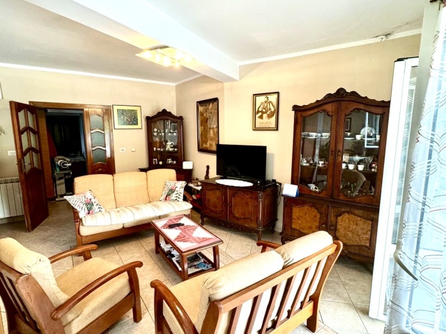 House for sale in Lepetani – First line to the sea