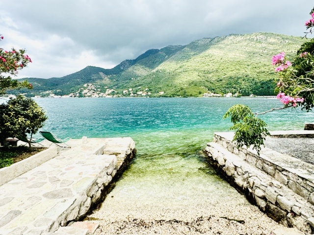 House for sale in Lepetani – First line to the sea