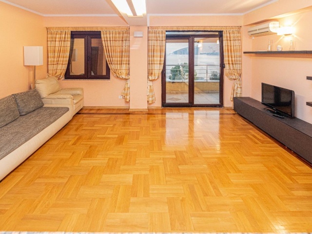 Prodaje se jednosoban stan  ,prva linija do mora.