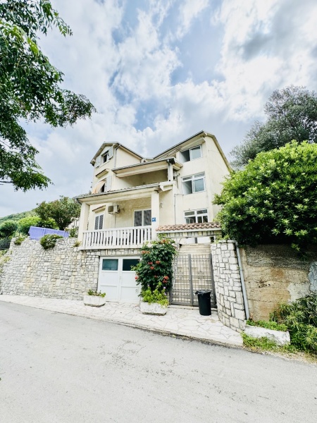 House for sale in Lepetani – First line to the sea