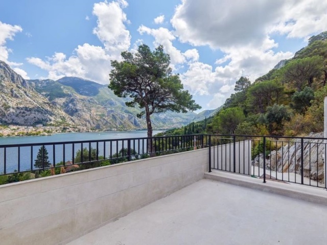 Продается шикарная Вилла Aquila с потрясающим видом на море .