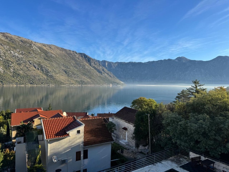 Eine luxuriöse Wohnung in ruhiger und malerischer Lage in Stoliv, Kotor, steht zum Verkauf.