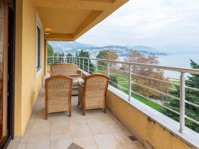 Prodaje se jednosoban stan  ,prva linija do mora.