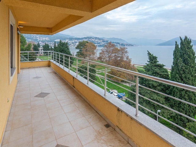 Prodaje se jednosoban stan  ,prva linija do mora.