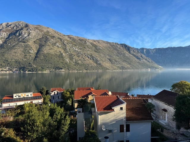 Eine luxuriöse Wohnung in ruhiger und malerischer Lage in Stoliv, Kotor, steht zum Verkauf.