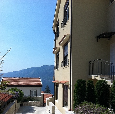 PRODAJE SE KOMLKES OD APARTMANA EDEN U ORAHOVCU ZGRADA BR.2