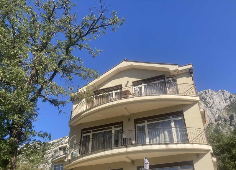 PRODAJE SE KOMLKES OD APARTMANA EDEN U ORAHOVCU ZGRADA BR.2