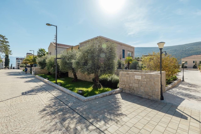 Prodaje se luksuzni dvosoban stan u PortoNovom, Herceg Novi.