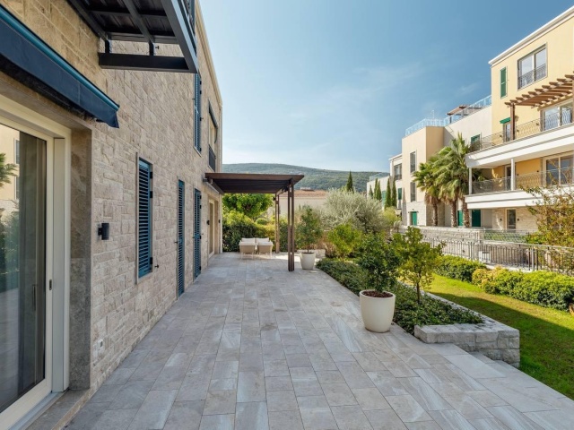 Prodaje se luksuzni dvosoban stan u PortoNovom, Herceg Novi.