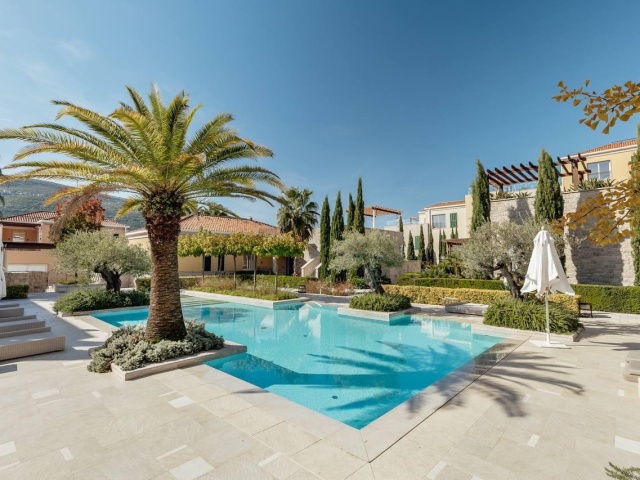 Prodaje se luksuzni dvosoban stan u PortoNovom, Herceg Novi.