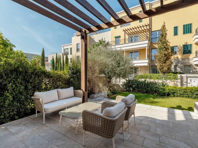 Prodaje se luksuzni dvosoban stan u PortoNovom, Herceg Novi.