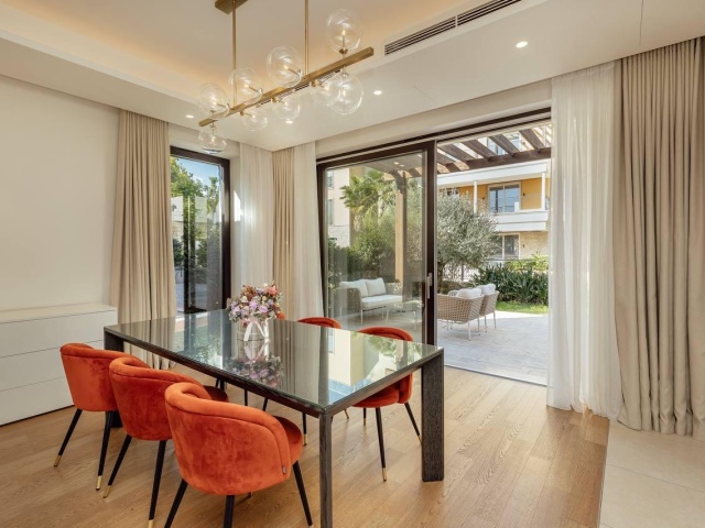 Prodaje se luksuzni dvosoban stan u PortoNovom, Herceg Novi.