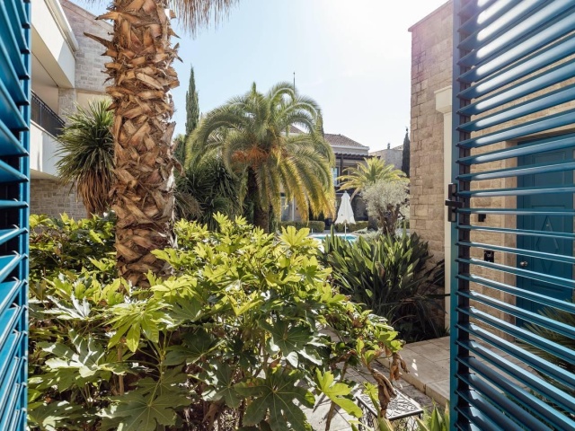 Prodaje se luksuzni dvosoban stan u PortoNovom, Herceg Novi.