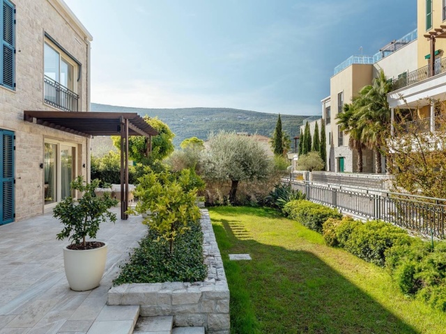 Prodaje se luksuzni dvosoban stan u PortoNovom, Herceg Novi.