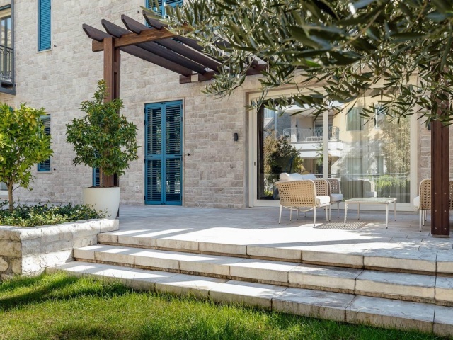 Prodaje se luksuzni dvosoban stan u PortoNovom, Herceg Novi.