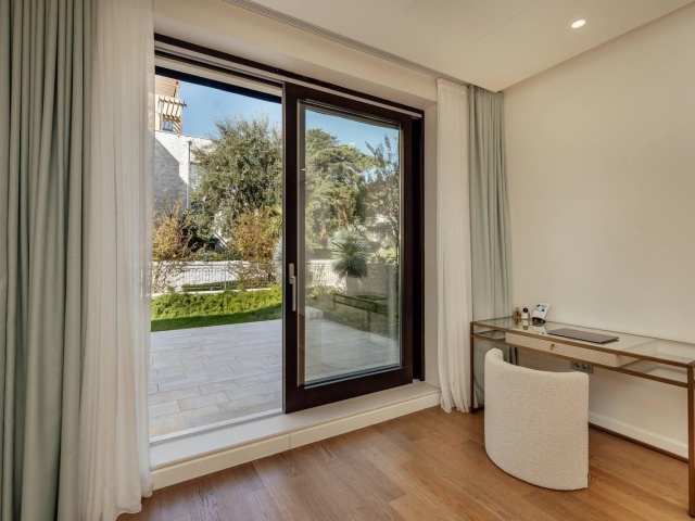 Prodaje se luksuzni dvosoban stan u PortoNovom, Herceg Novi.