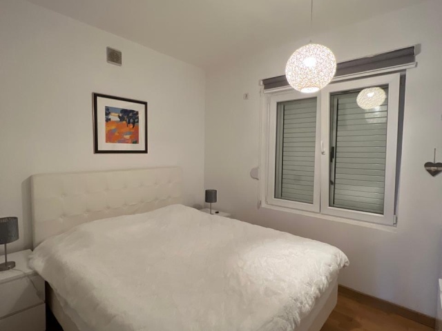 Zu verkaufen – Zweizimmerwohnung mit Garten, Garage und Pool, Baošići, Herceg Novi