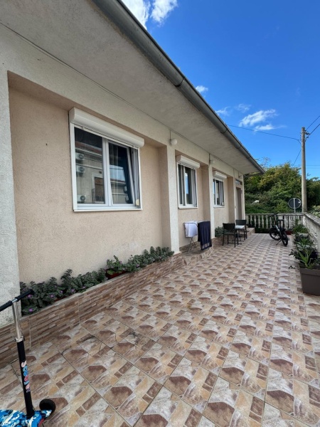 Продается уютный домик недалеко от моря .