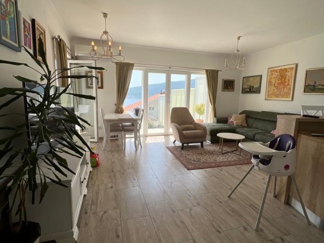 Zu verkaufen – Zweizimmerwohnung mit Garten, Garage und Pool, Baošići, Herceg Novi