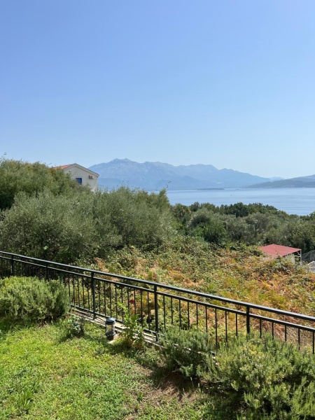 Zu verkaufen – Zweizimmerwohnung mit Garten, Garage und Pool, Baošići, Herceg Novi