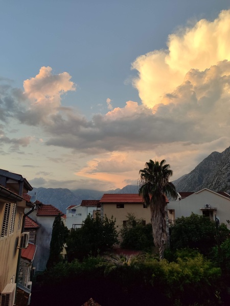 Prodaje se ljep i prostoran stan u Dobroti