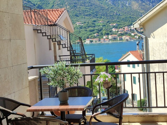 Prodaje se ljep i prostoran stan u Dobroti