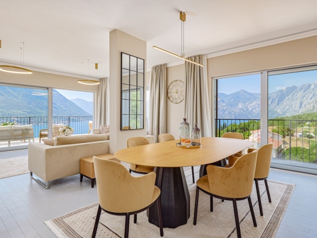 Продается уникальная ,светлая квартира с тремя спальнями в Доброте