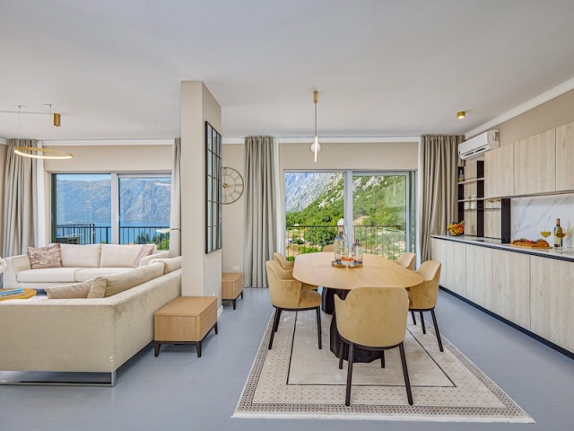 Продается уникальная ,светлая квартира с тремя спальнями в Доброте