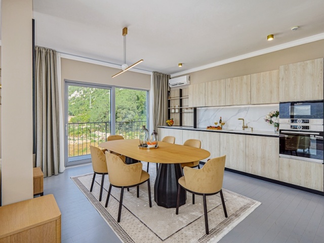 Продается уникальная ,светлая квартира с тремя спальнями в Доброте