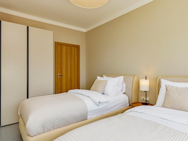 Продается уникальная ,светлая квартира с тремя спальнями в Доброте