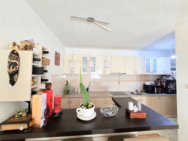 Dreizimmerwohnung in Budva zu verkaufen