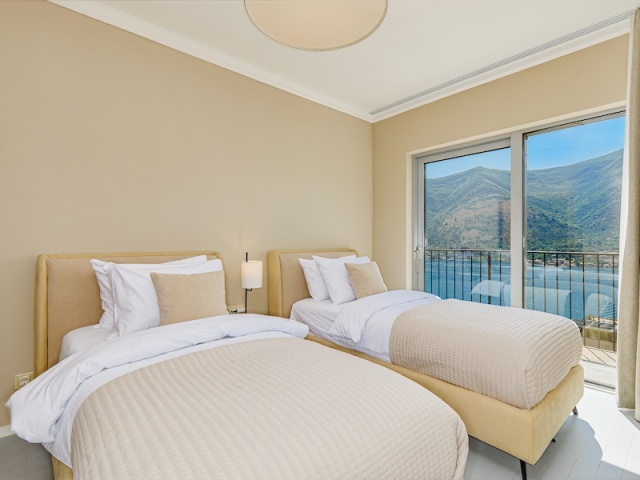 Продается уникальная ,светлая квартира с тремя спальнями в Доброте