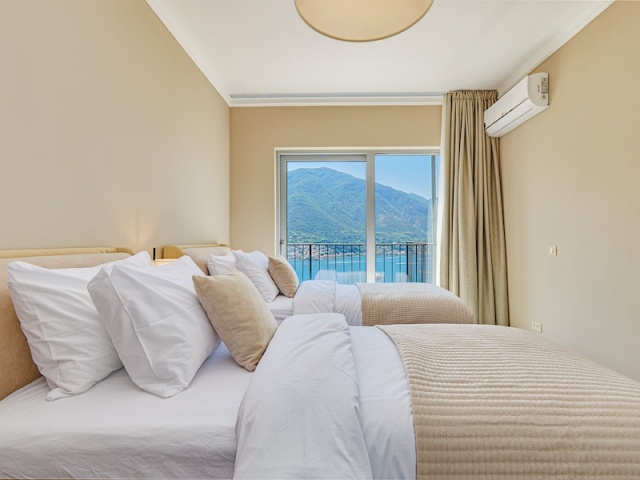 Продается уникальная ,светлая квартира с тремя спальнями в Доброте