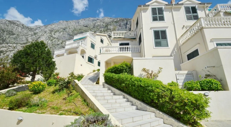 A comfortable and sunny apartment in Dobrota is for sale