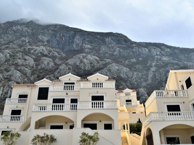 A comfortable and sunny apartment in Dobrota is for sale