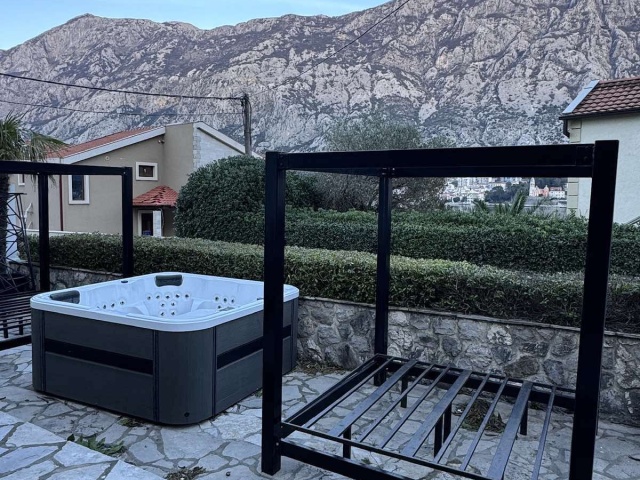 Apartments for sale on the first line in Prčnje, Kotor