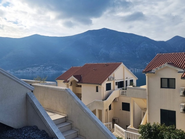 A comfortable and sunny apartment in Dobrota is for sale