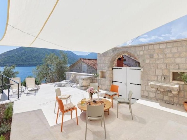 Каменный дом с потрясающим видом на море в Перасте