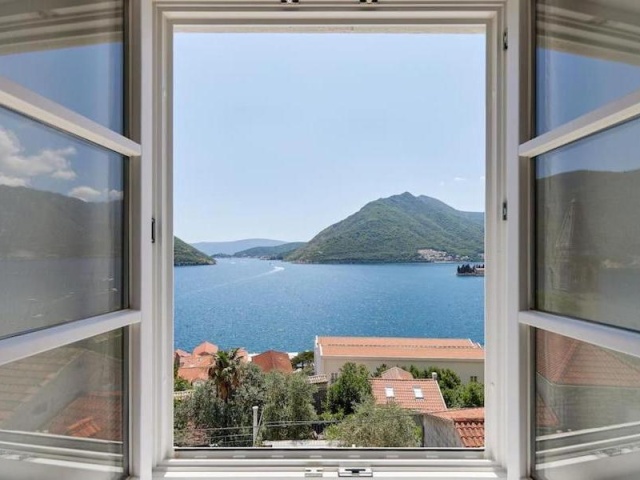 Каменный дом с потрясающим видом на море в Перасте