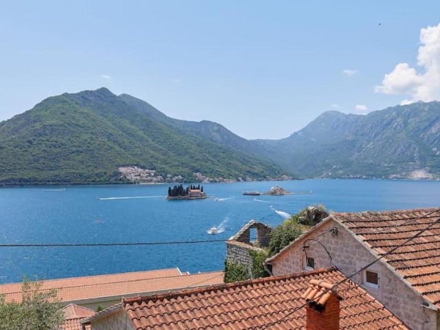 Каменный дом с потрясающим видом на море в Перасте