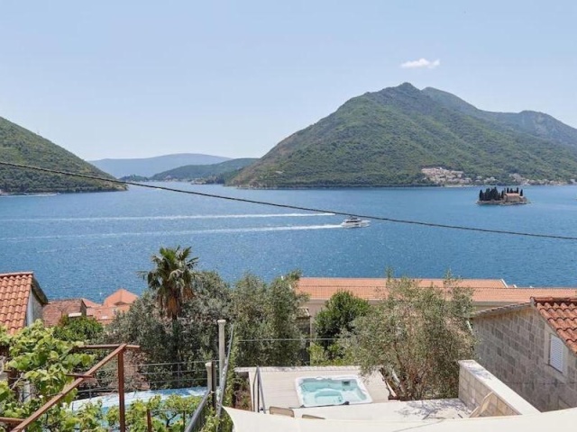 Каменный дом с потрясающим видом на море в Перасте