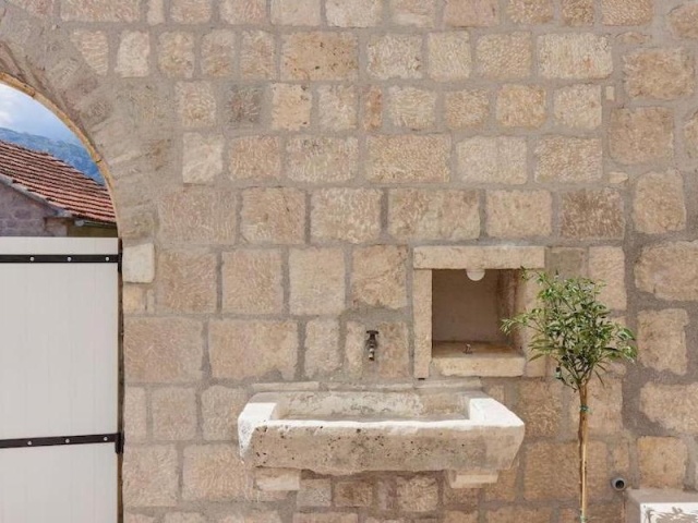 Каменный дом с потрясающим видом на море в Перасте