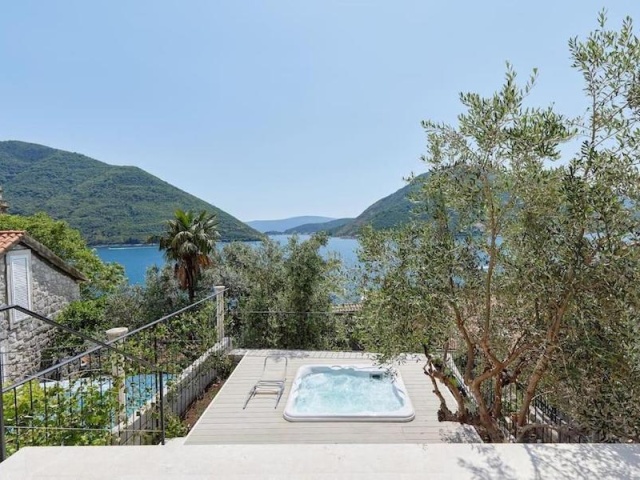 Каменный дом с потрясающим видом на море в Перасте