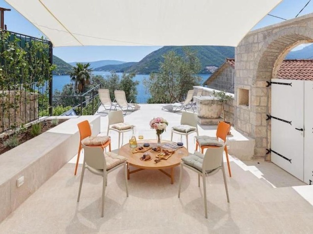 Каменный дом с потрясающим видом на море в Перасте