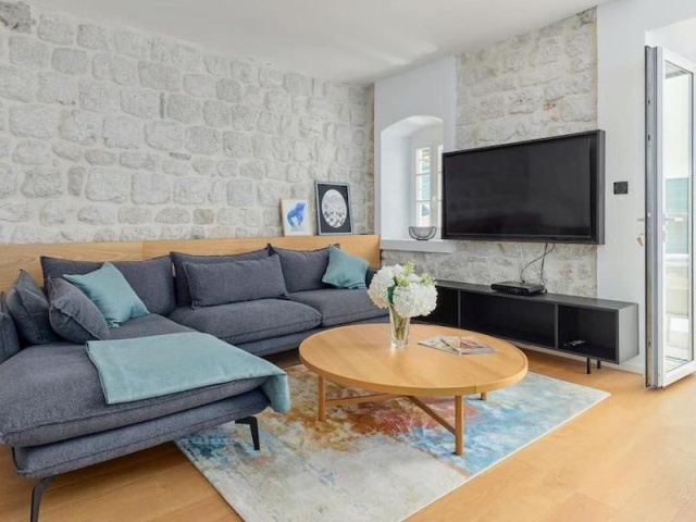 Каменный дом с потрясающим видом на море в Перасте